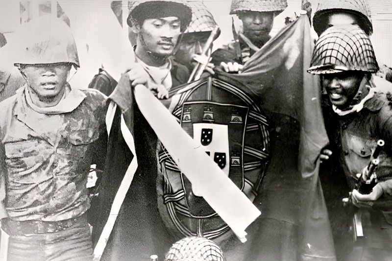 Indonesian soldiers with the Portuguese flag in 1975