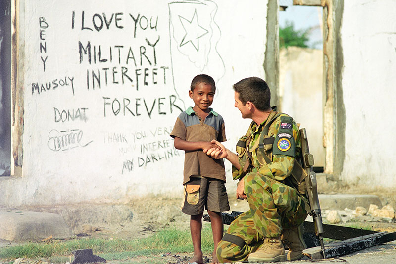 An Australian soldier with an East Timorese child