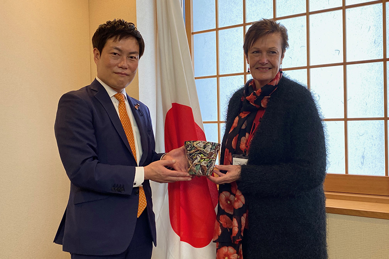 Leigh Gilbert meeting with Japanese official