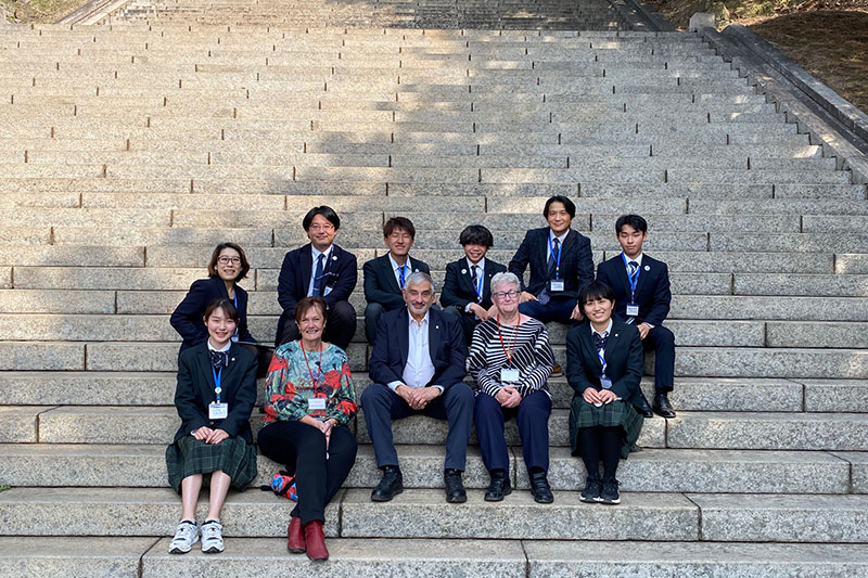 Leigh Gilbert and RSL Australia President Greg Melick with Japanese schoolchildren