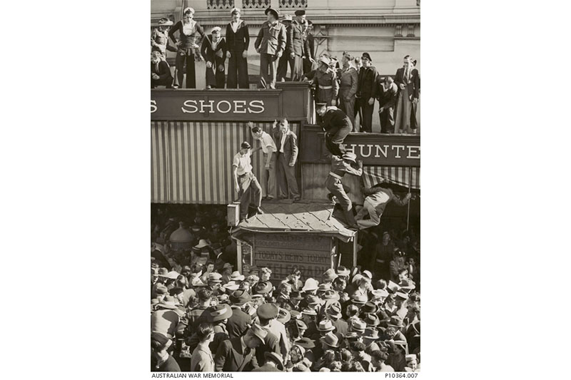 Crowds on awnings in Brisbane
